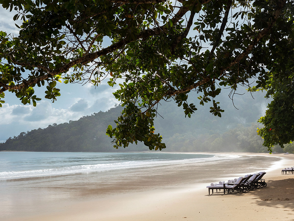 coco-travel-langkawi-strand Strandausblick mit Liegen