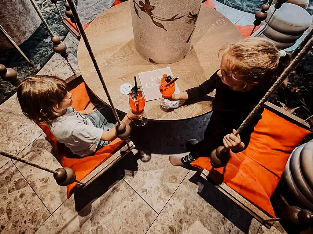 Kinder trinken einen Kindercocktail