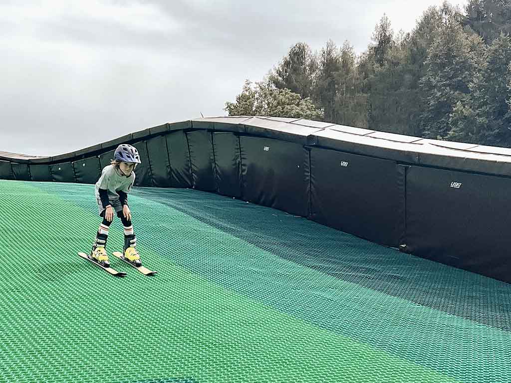 Junge fährt auf einer Sommerskipiste