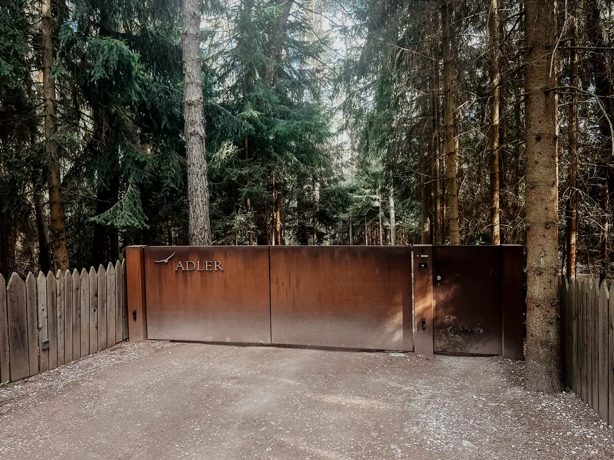 AdlerLodgeRitten Eingangstor AdlerLodgeRitten Eingangstor