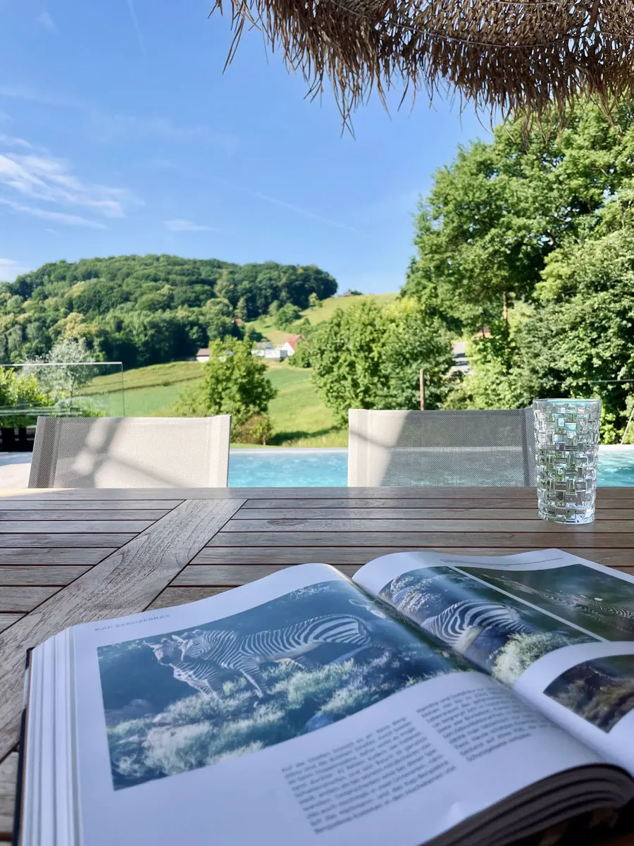 COCOtravel Julianhof Terrasse Buch COCOtravel Julianhof Terrasse Buch