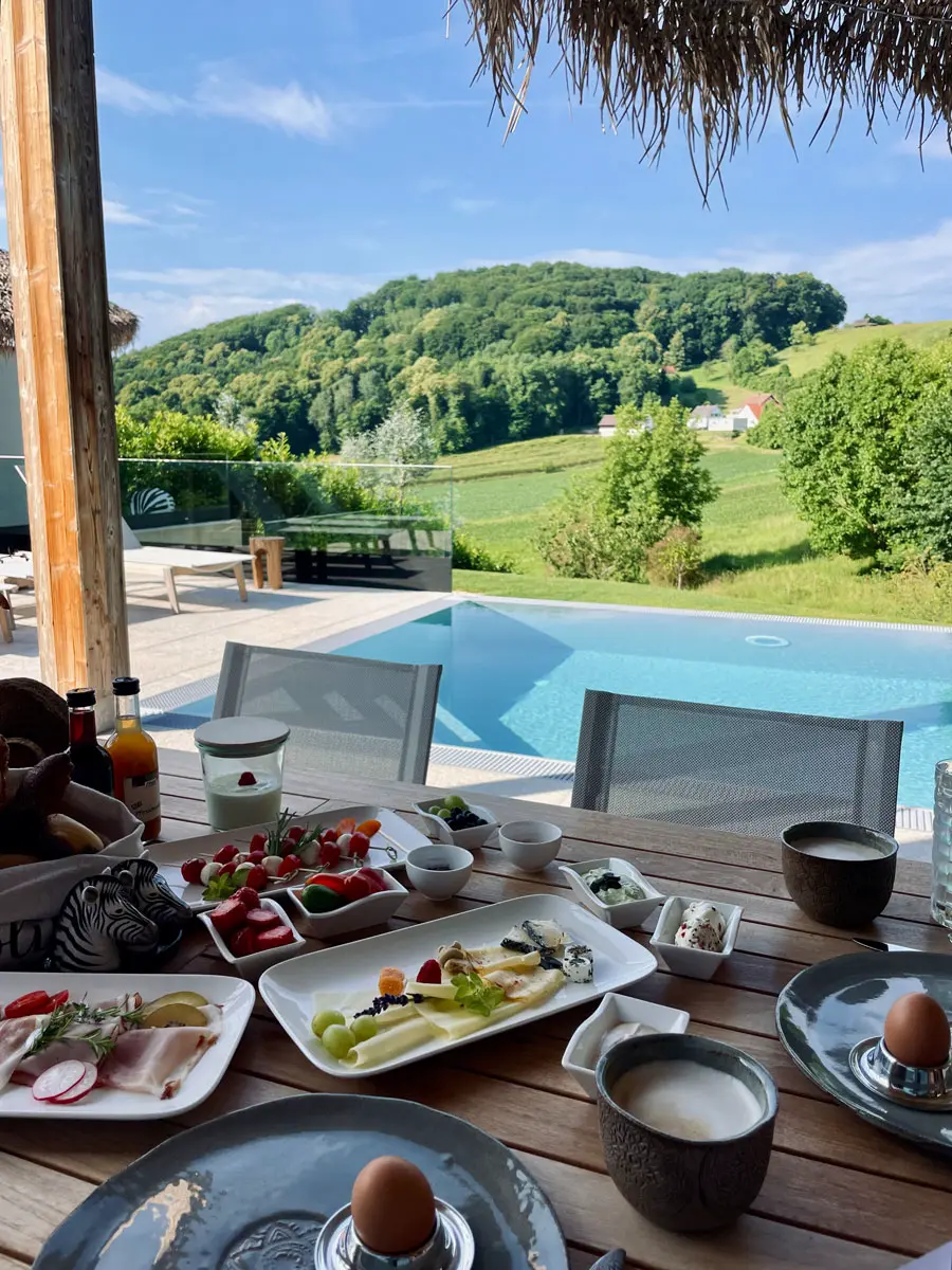 COCOtravel Julianhof Terrassenfruehstueck COCOtravel Julianhof Terrassenfruehstueck