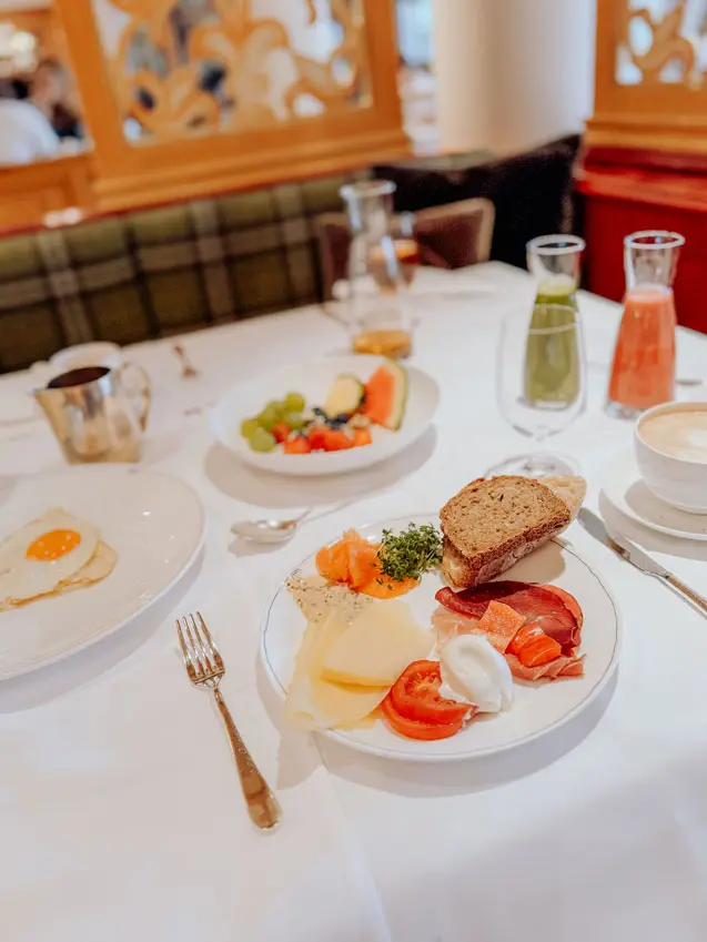 202409 SchlosshotelFiss Tag2 1 Fruehstueck21
