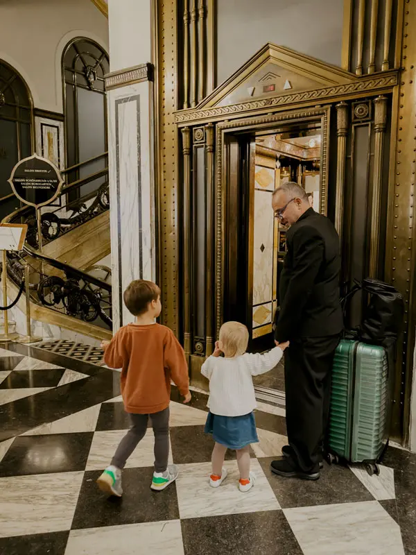 COCOtravel Wien Bristol Portier 2