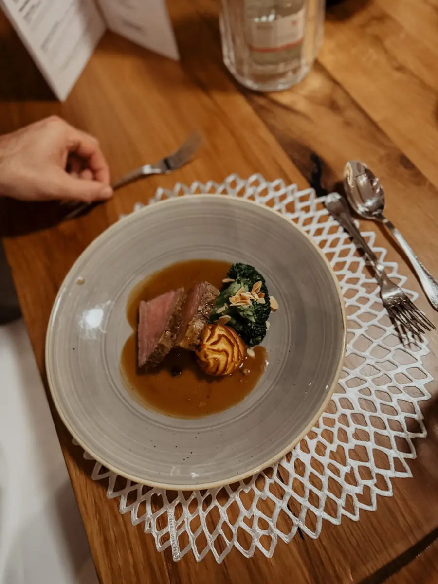 COCOtravel Baumhaus Lodge Gassner Neukirchen Abendessen.jpg COCOtravel Baumhaus Lodge Gassner Neukirchen Abendessen.jpg