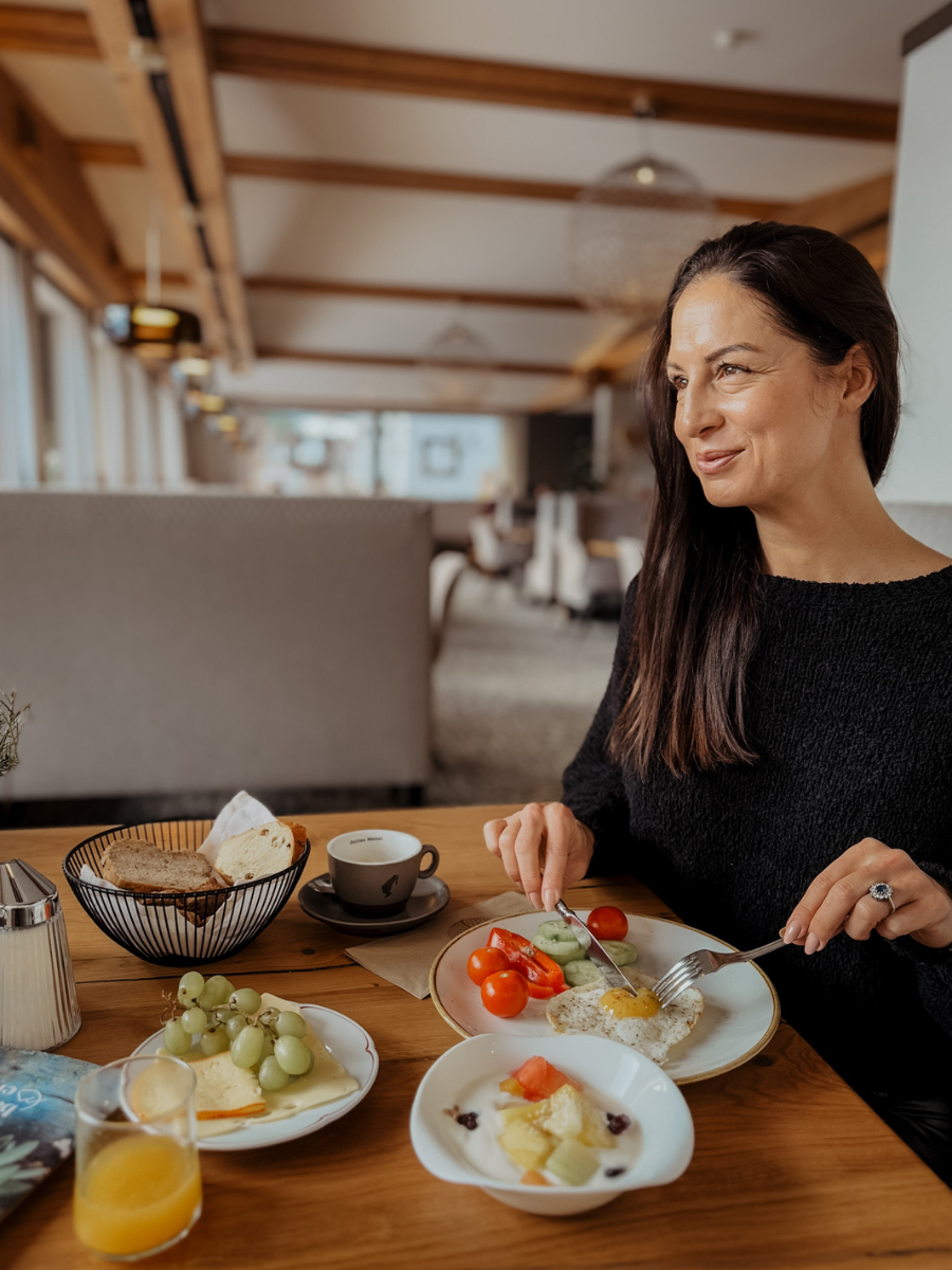 COCOtravel Baumhaus Lodge Gassner Neukirchen fruehstueck flatlay.jpg