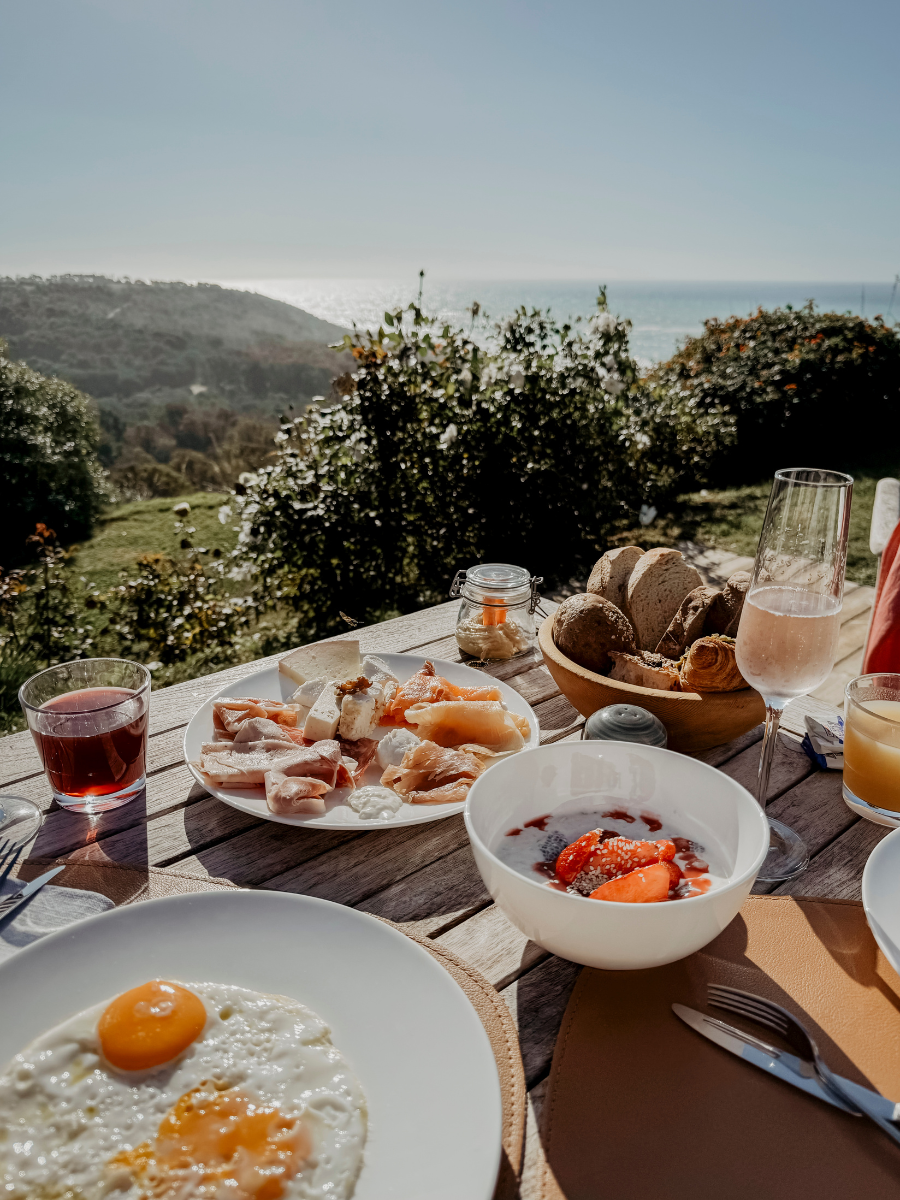 COCOtravel Sizilien Adler Fruehstueck aussen COCOtravel Sizilien Adler Fruehstueck aussen