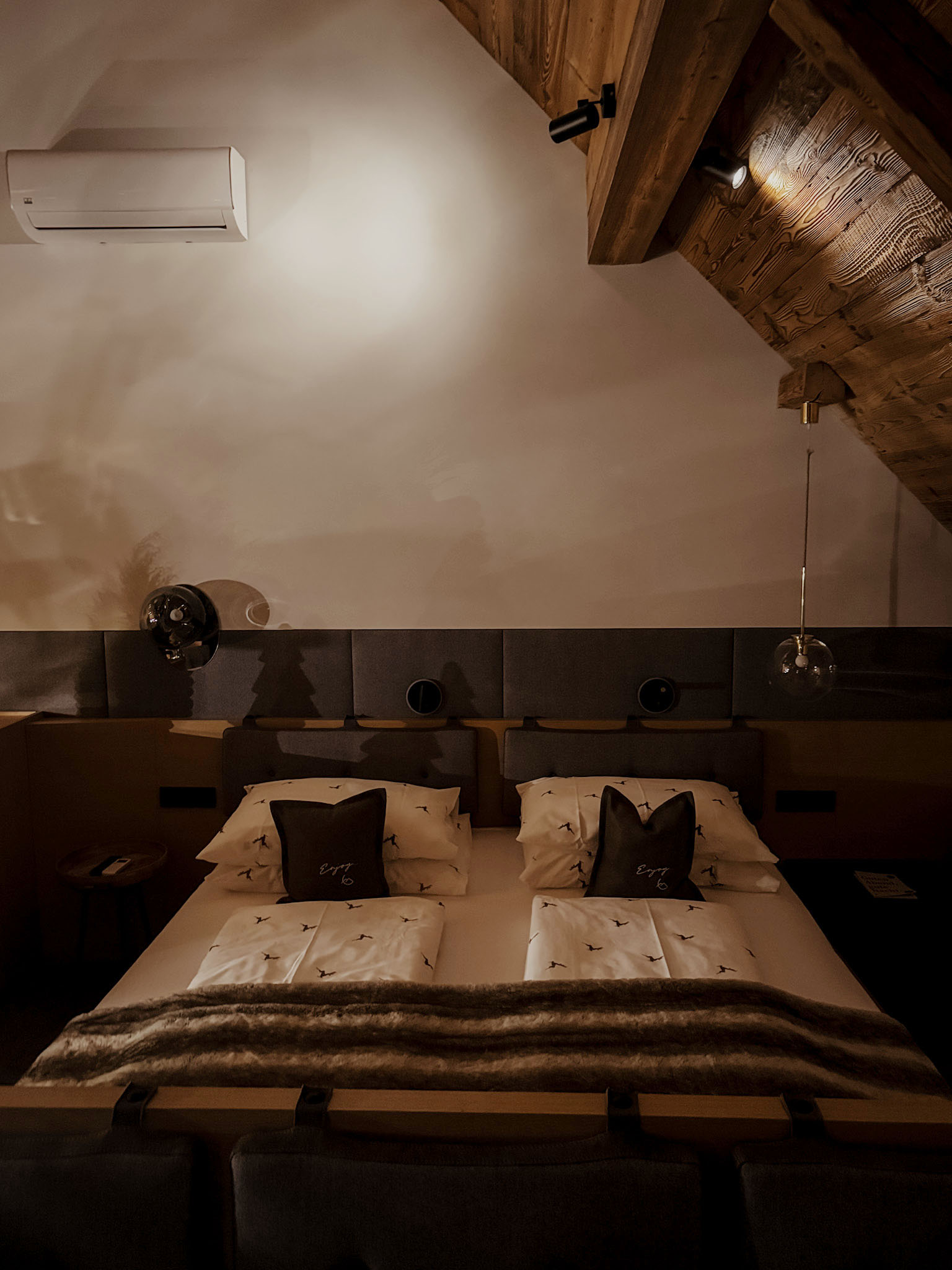 COCOtravel Baumhaus Lodge Gassner Neukirchen doppelbett abend dunkel