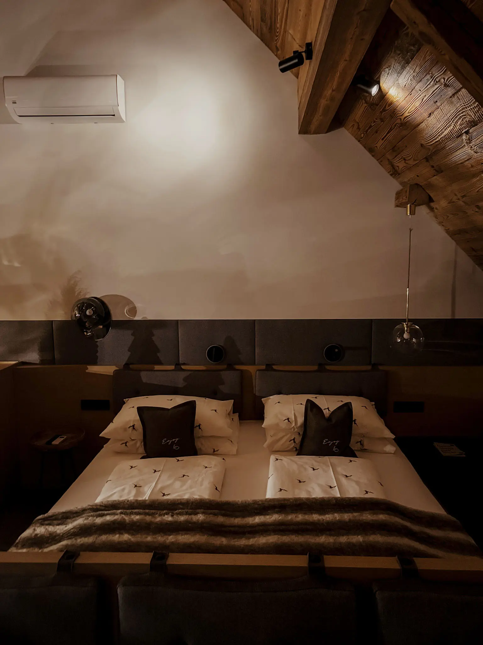 COCOtravel Baumhaus Lodge Gassner Neukirchen doppelbett abend dunkel COCOtravel Baumhaus Lodge Gassner Neukirchen doppelbett abend dunkel