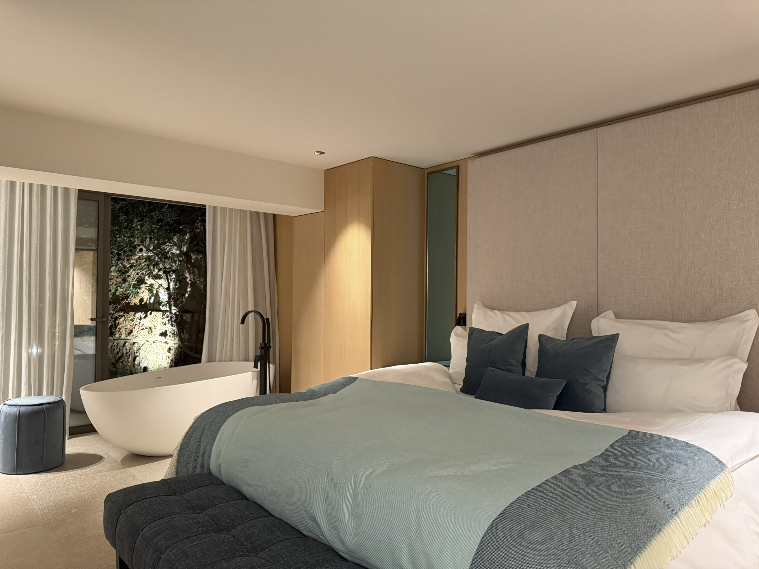 COCOtravel Mallorca VillaRiviera Zimmer Badewanne 3 scaled COCOtravel Mallorca VillaRiviera Zimmer Badewanne 3 scaled