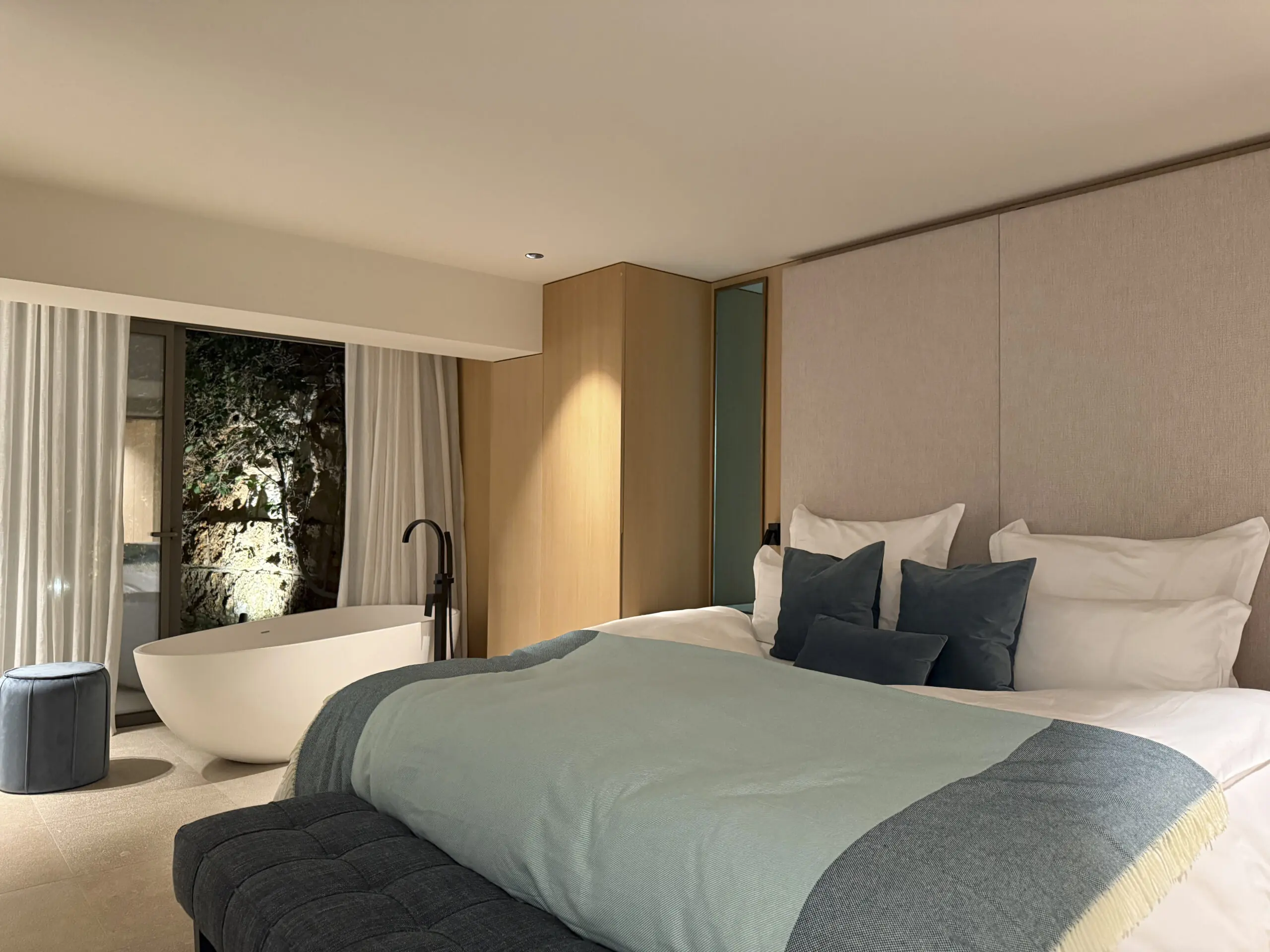 COCOtravel Mallorca VillaRiviera Zimmer Badewanne 3 scaled COCOtravel Mallorca VillaRiviera Zimmer Badewanne 3 scaled