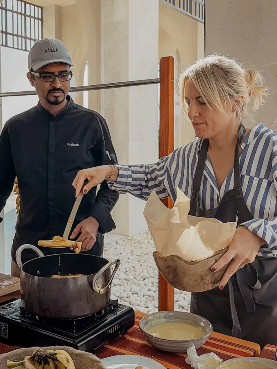 COCOtravel Oman AlilaHinuBay Banana CookingClass 2.jpg