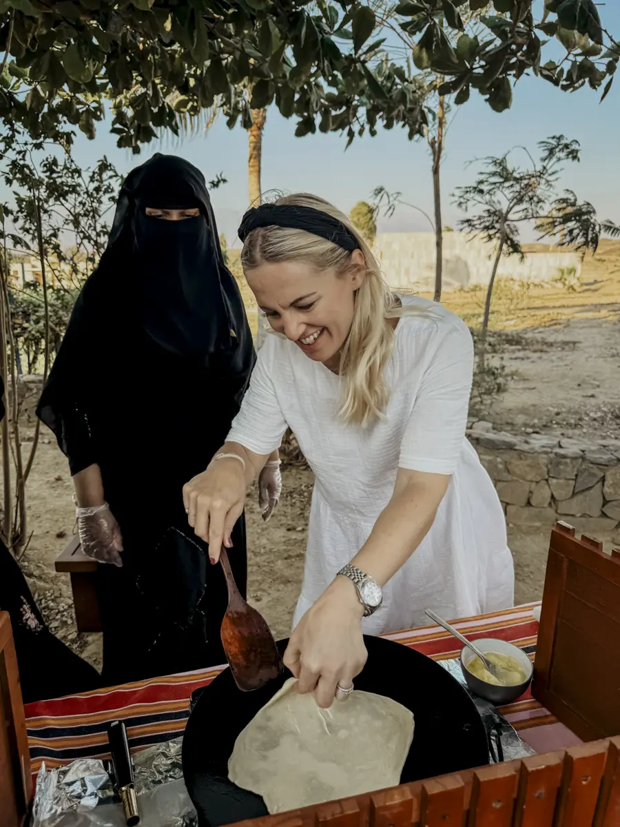 COCOtravel Oman AlilaHinuBay CookingLesson OmaniBread 2