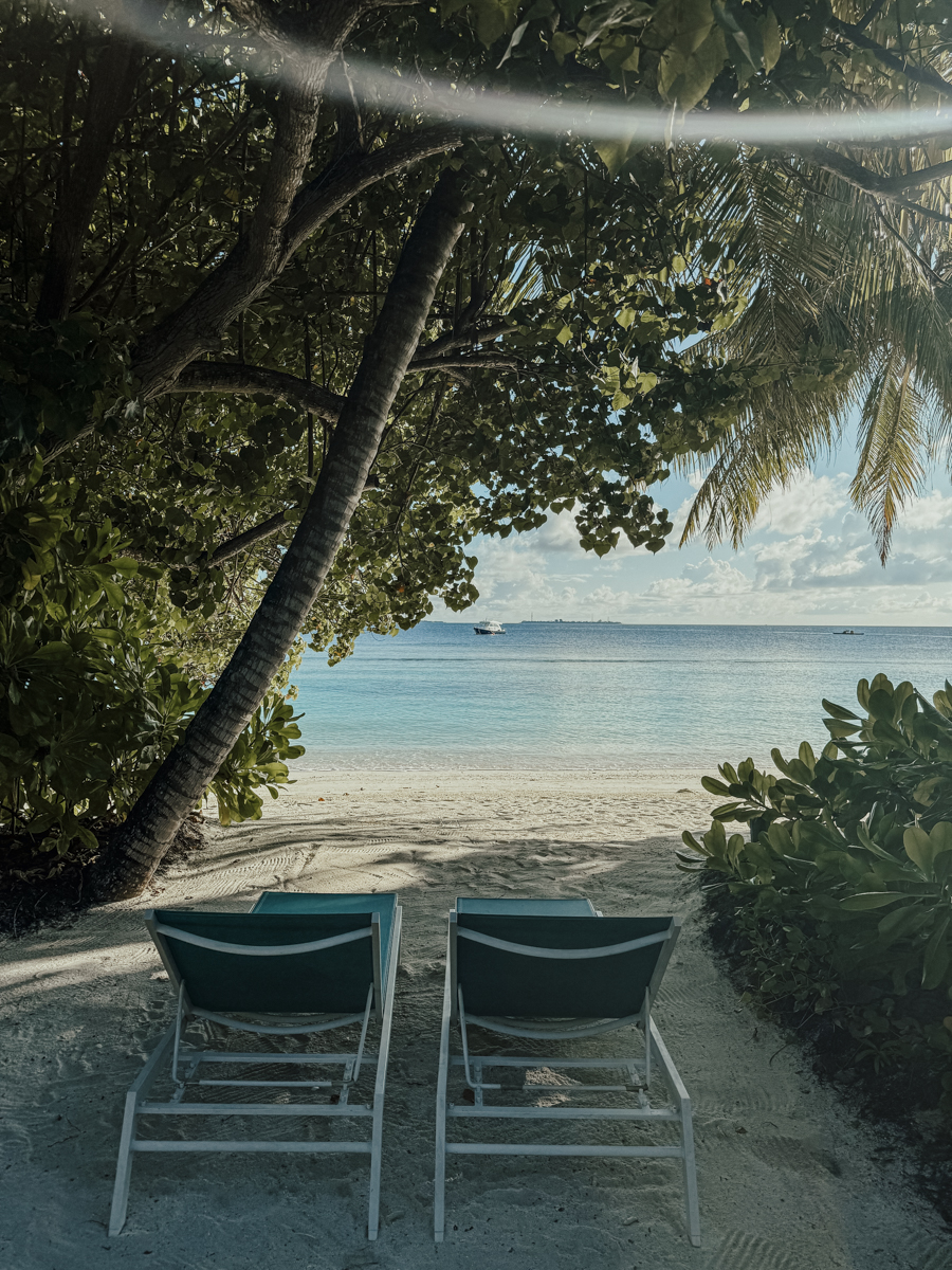 COCOtravel Malediven Nova BeachVilla Liegen 32