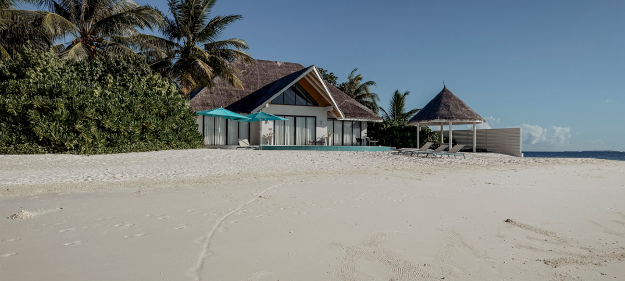 COCOtravel Malediven Nova BeachVilla mit Pool 34.jpg