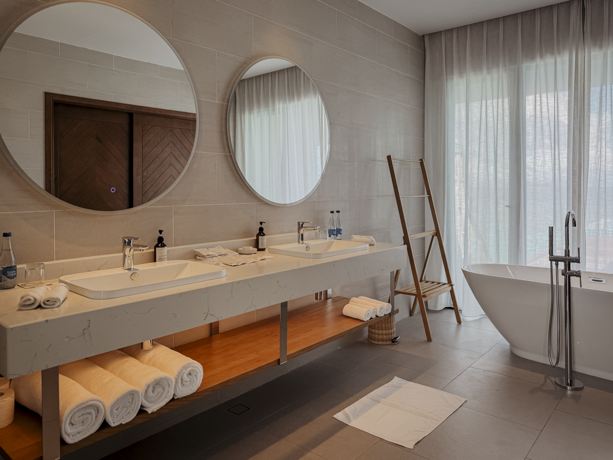 COCOtravel Malediven Nova OverwaterVilla Bad 190