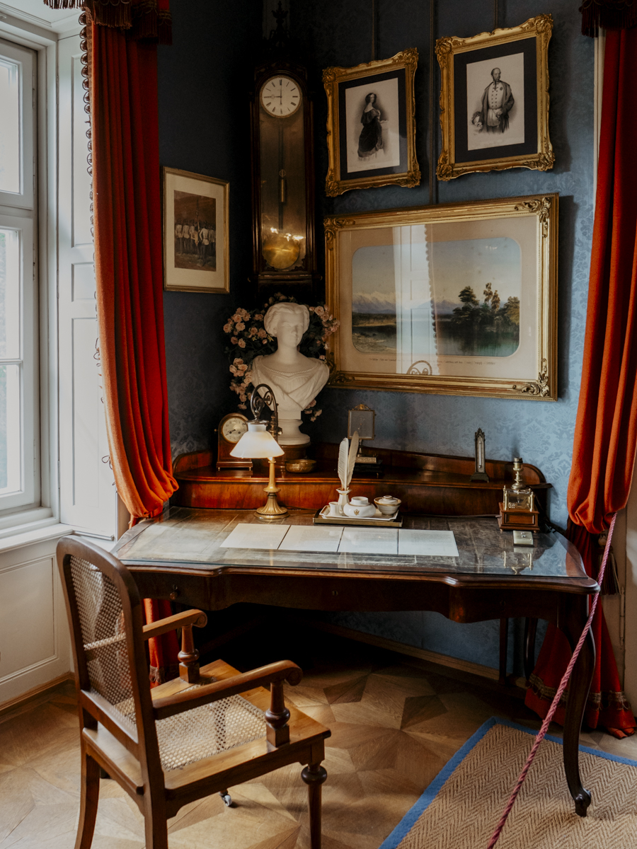 COCOtravel Oesterreich GrandElisabeth BadIschl Kaiservilla Schreibtisch 102