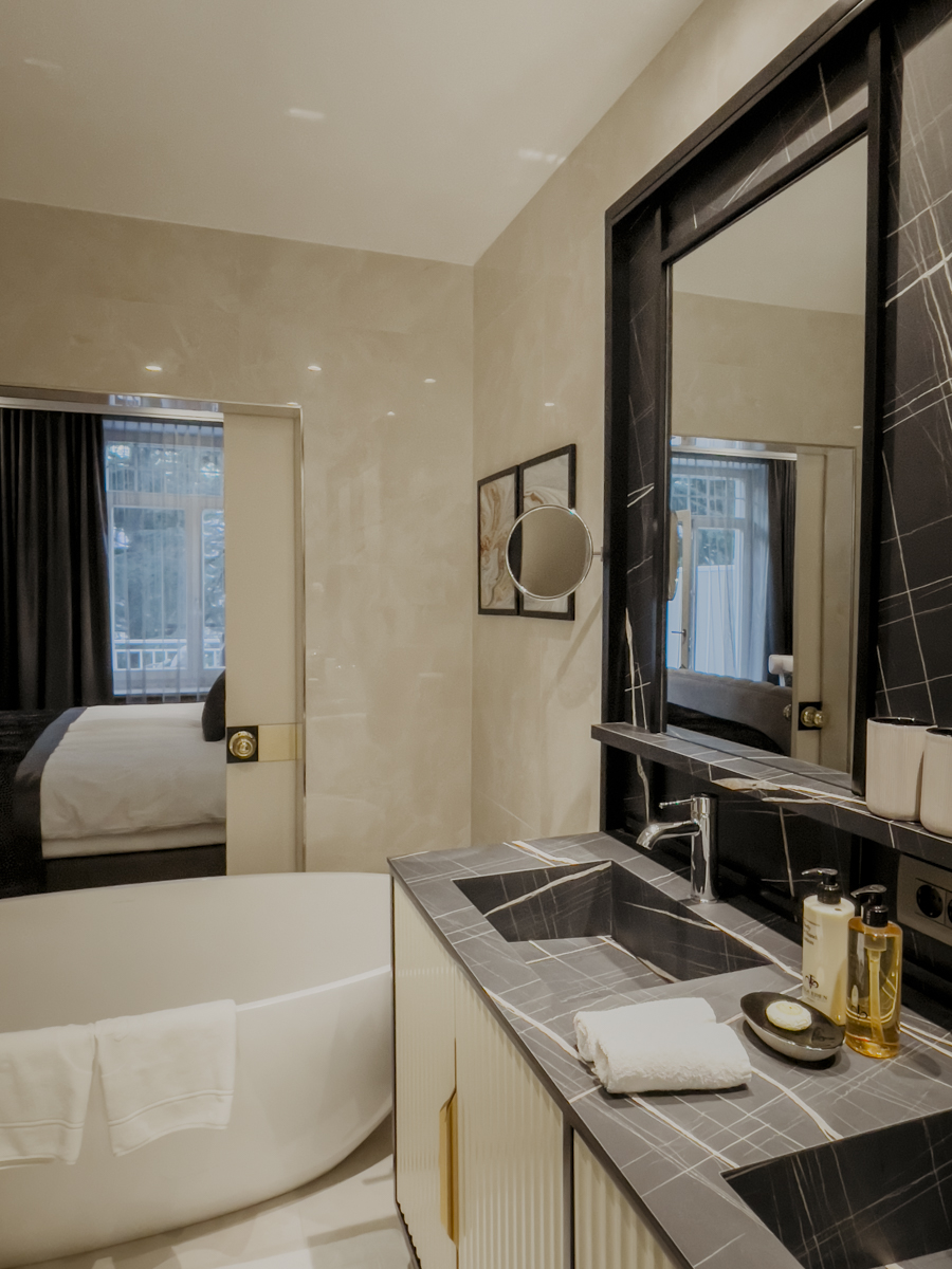 COCOtravel Suedtirol VillaEden Bad Blick Room