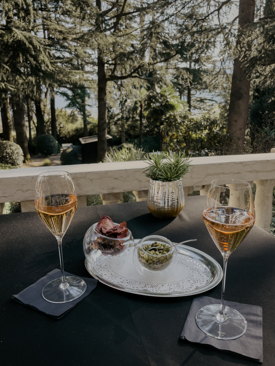 COCOtravel Suedtirol VillaEden Empfang Prosecco