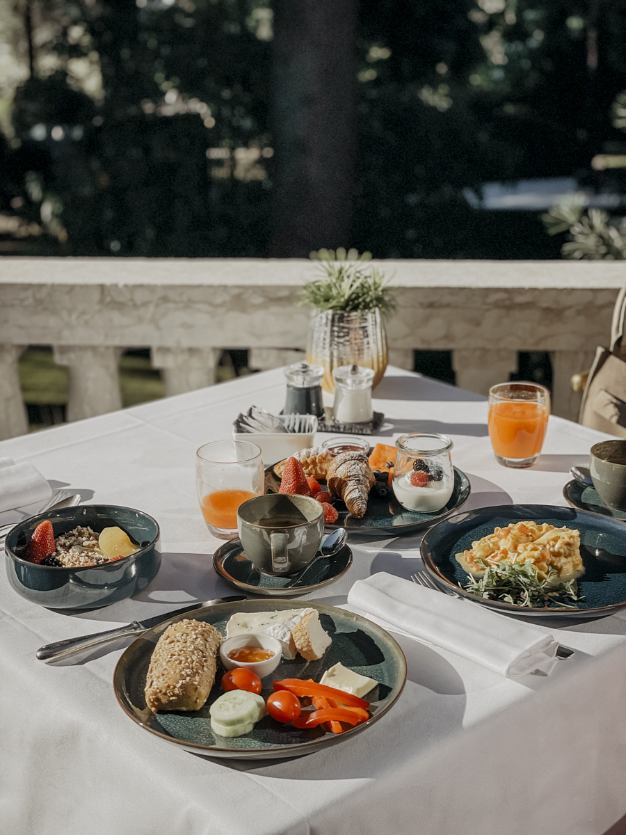 COCOtravel Suedtirol VillaEden Fruehstueck Terrasse