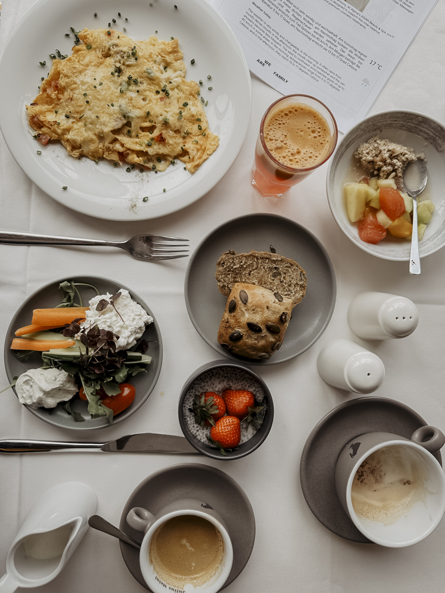 COCOtravel Alpina alpendorf stjohann fruehstueck flatlay
