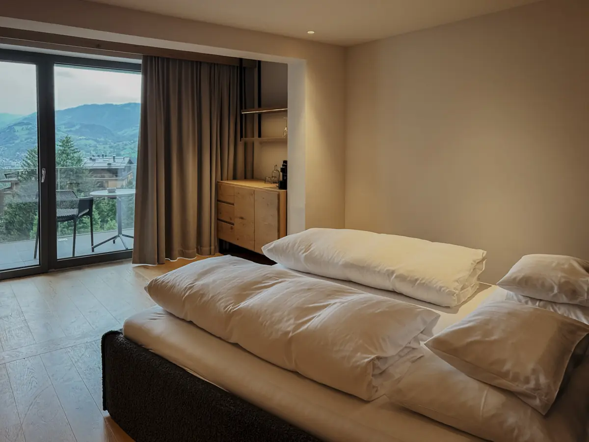 COCOtravel Alpina alpendorf stjohann zimmer bett quer