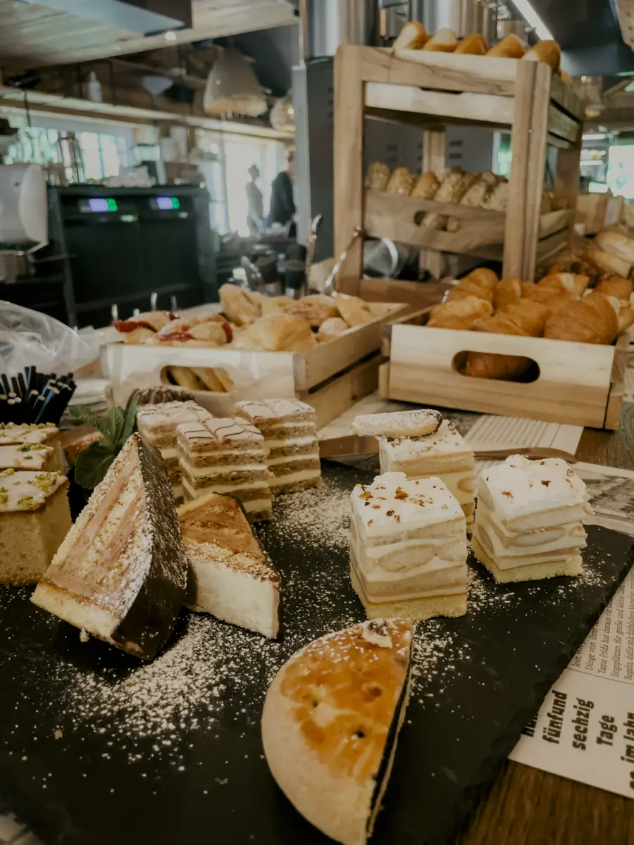 COCOtravel Oesterreich MariaAlm Sepp Fruehstueck Kuchenglueck