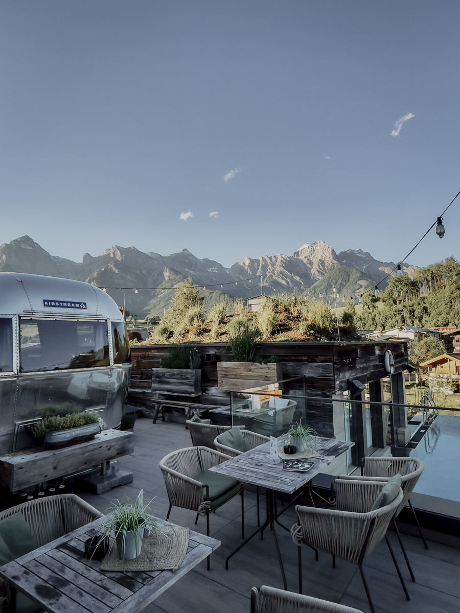 COCOtravel Oesterreich MariaAlm Sepp Terrasse Bergblick