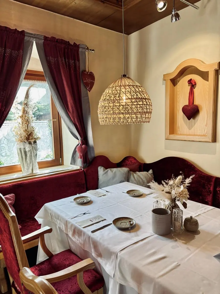 COCOtravel Rosenhof Teichlodges Fruehstueckstisch