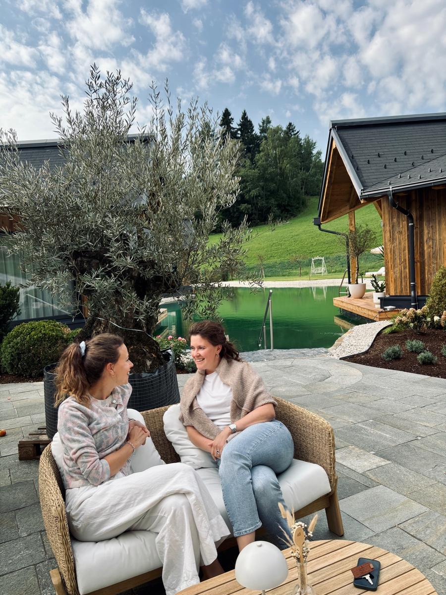 COCOtravel Rosenhof Teichlodges Lounge Schwestern