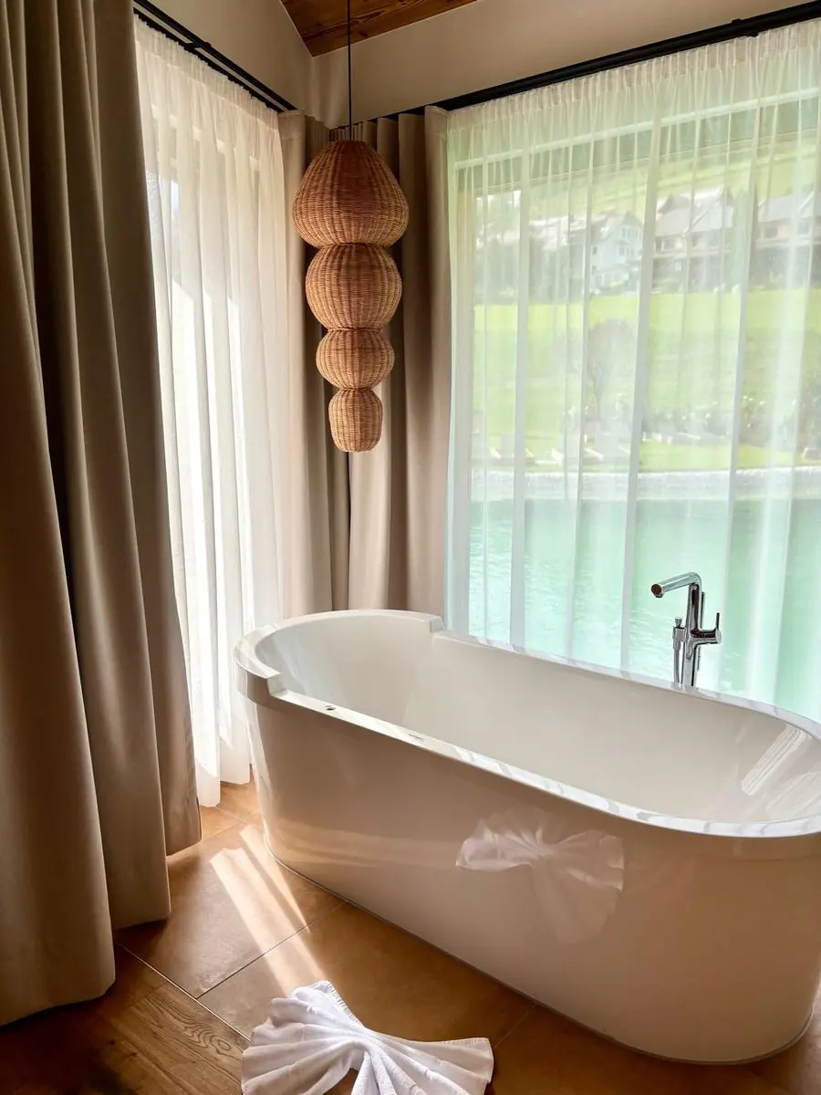 COCOtravel Rosenhof Teichlodges Zimmer Badewanne 3
