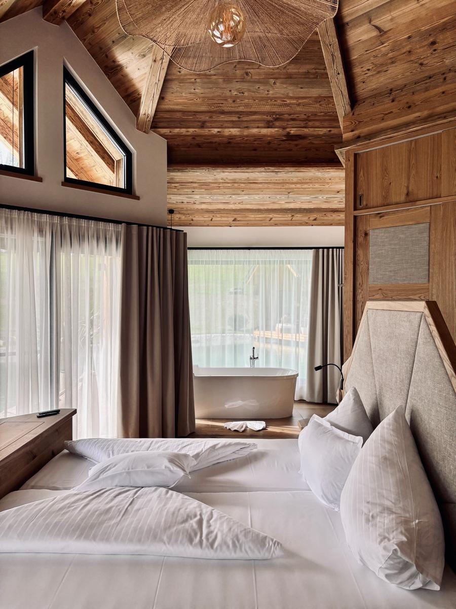 COCOtravel Rosenhof Teichlodges Zimmer Bett 3