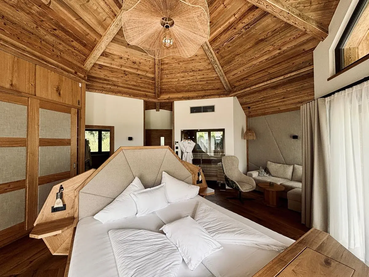 COCOtravel Rosenhof Teichlodges Zimmer Bett 5