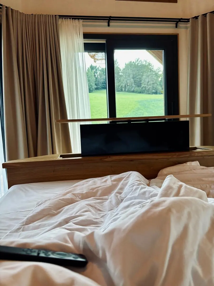 COCOtravel Rosenhof Teichlodges Zimmer Fernseher