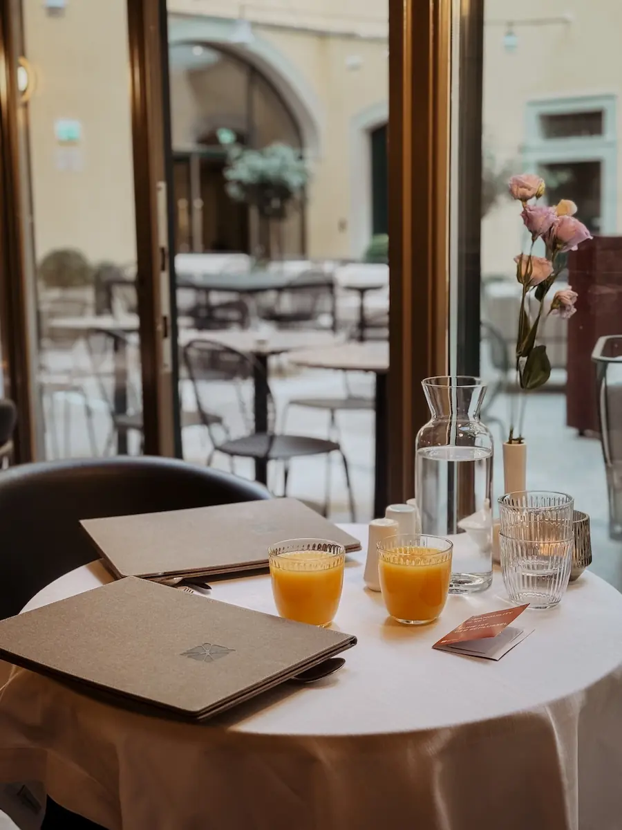 COCOtravel mailbergerhof wien Fruehstueck tisch gedeckt blick innenhof