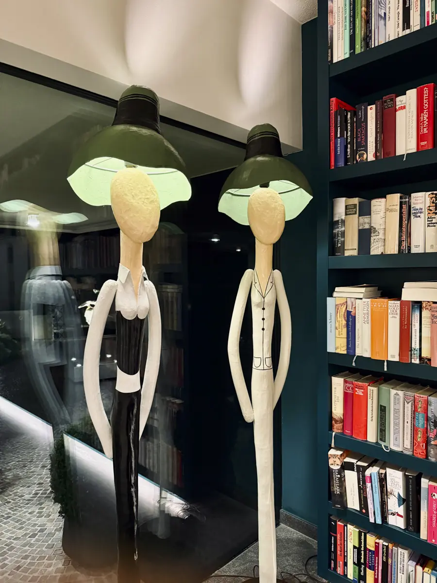 COCOtravel MignonMeran Bibliothek Skulptur 1 COCOtravel MignonMeran Bibliothek Skulptur 1