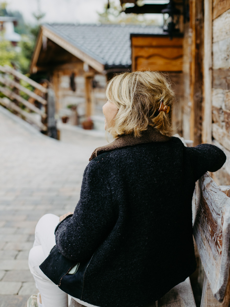 Prechtlgut Bank vorm Chalet im Prechtlgut, Salzburger Land,