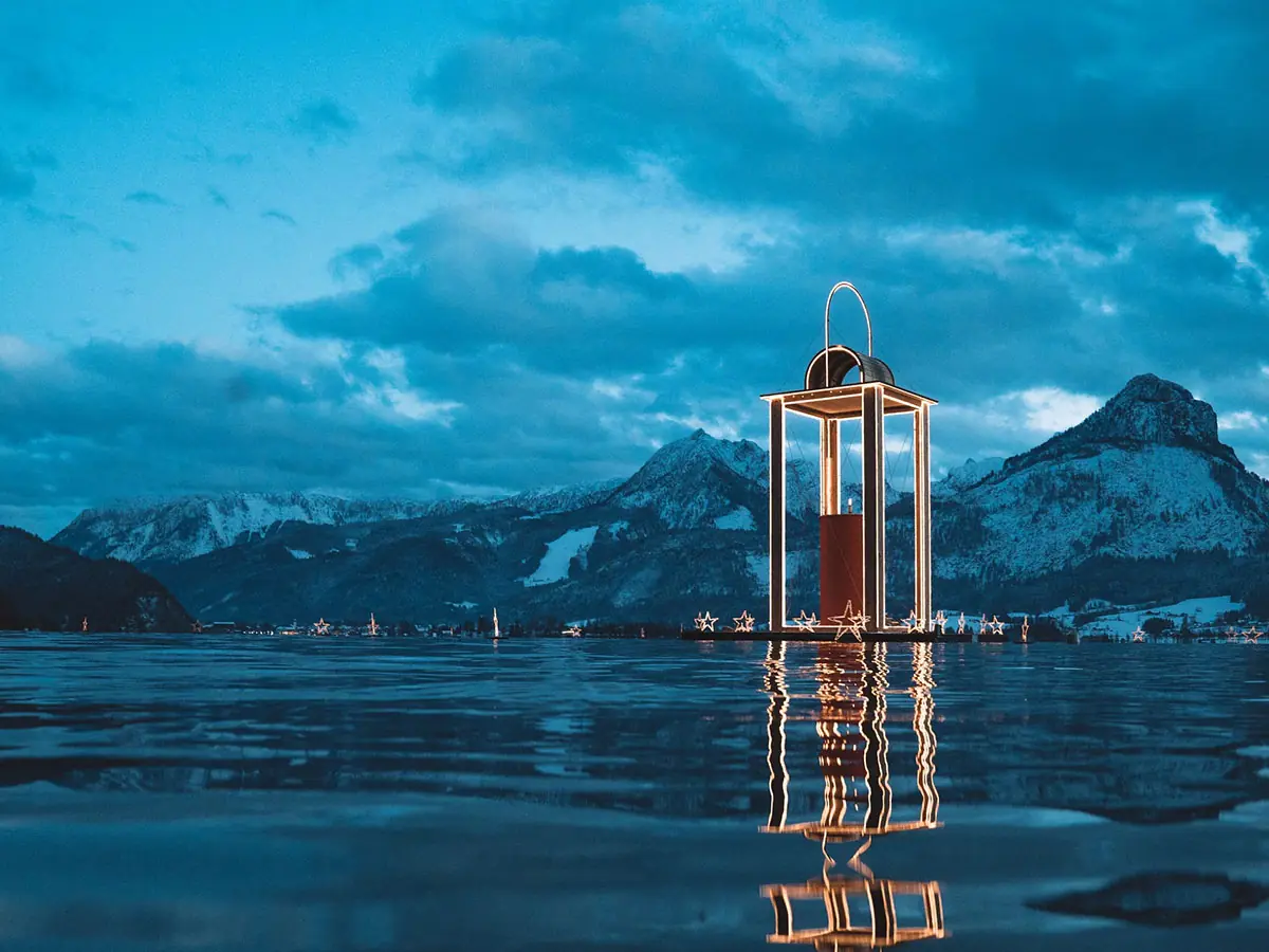Wolfgangsee Advent2 Laterne Wasser©Oberoesterreich Tourismus GmbH Robert Maybach~ ~media df42eb16 query@2x.09628d04
