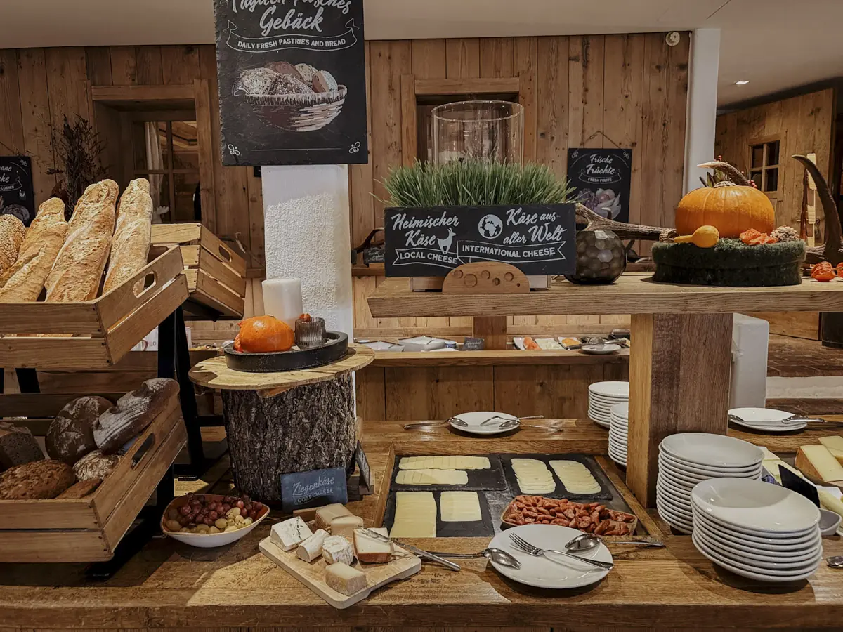 COCOtravel Oesterreich Kitzbuehel Kitzhof Restaurant Fruehstuecksbueffet 8 COCOtravel Oesterreich Kitzbuehel Kitzhof Restaurant Fruehstuecksbueffet 8