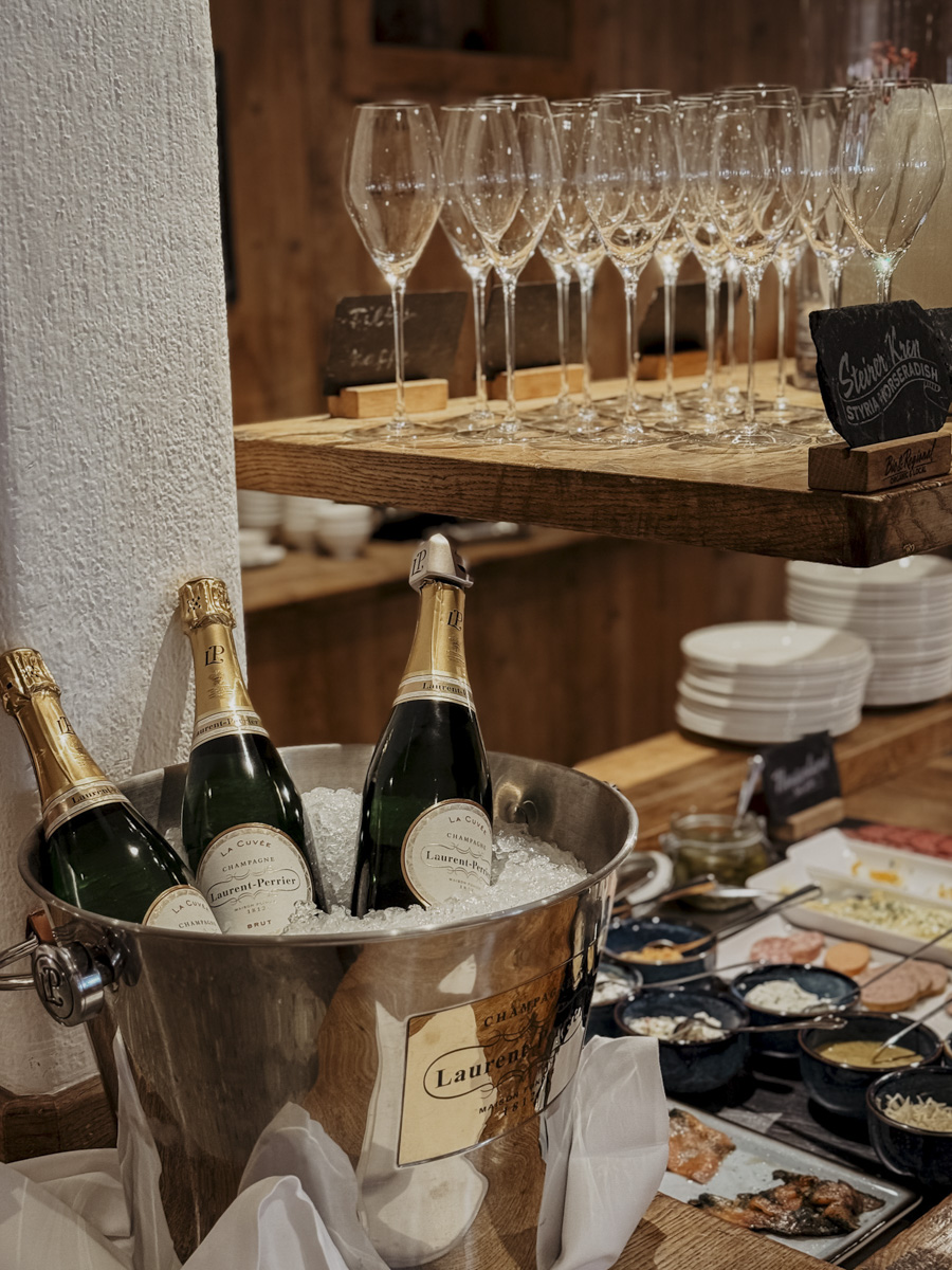 COCOtravel Oesterreich Kitzbuehel Kitzhof Restaurant Fruehstuecksbueffet 9