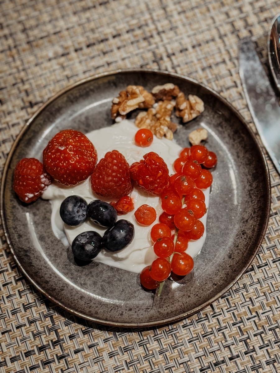 hoch obst jogurt fruehtueck COCOtravel lakeside walchsee hoch obst jogurt fruehtueck COCOtravel lakeside walchsee