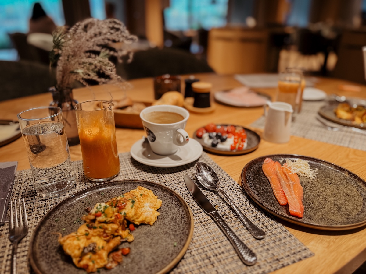 quer fruehstueck tisch gedeckt COCOtravel lakeside walchsee quer fruehstueck tisch gedeckt COCOtravel lakeside walchsee