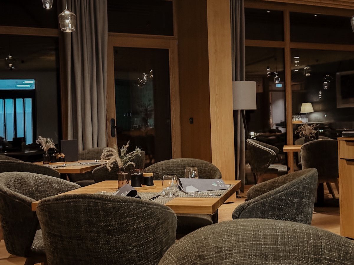 quer restaurant dunkel COCOtravel lakeside walchsee quer restaurant dunkel COCOtravel lakeside walchsee