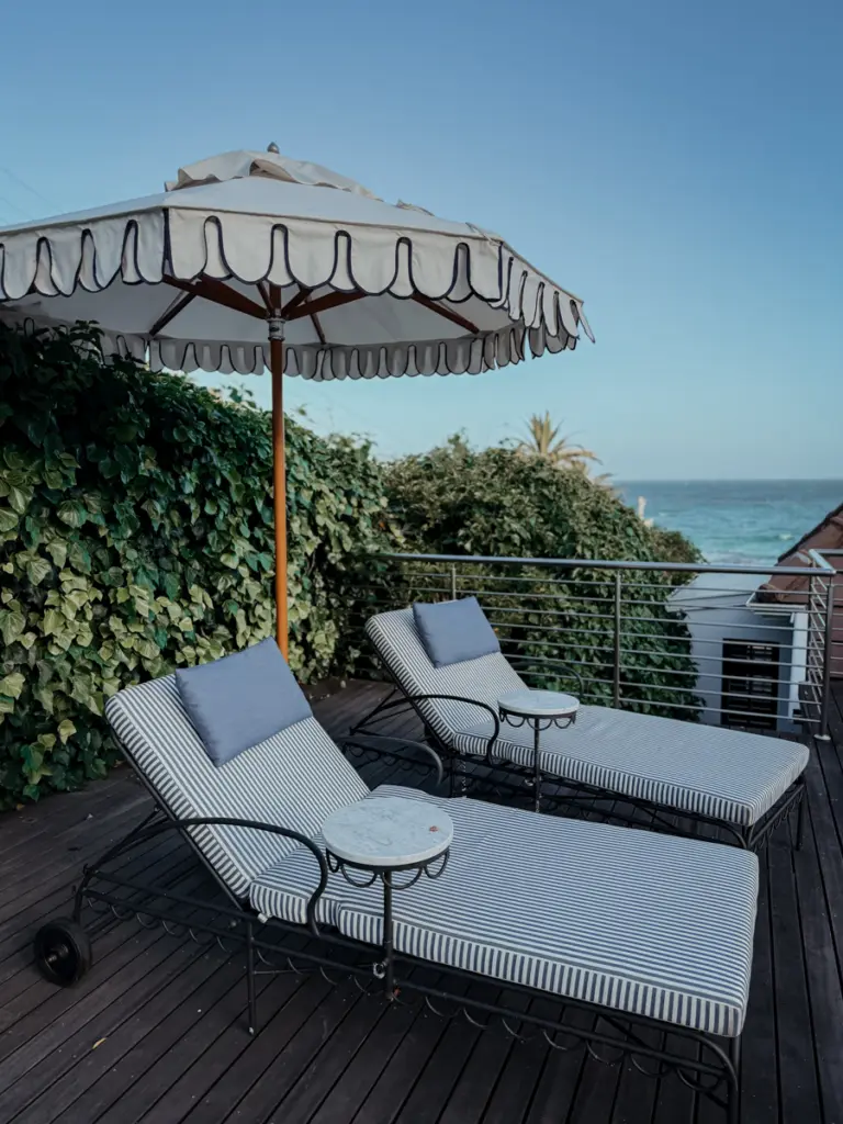 COCOtravel Suedafrika StJamesManorGuesthouse Pool Sonnenliegen 768x1024.jpg