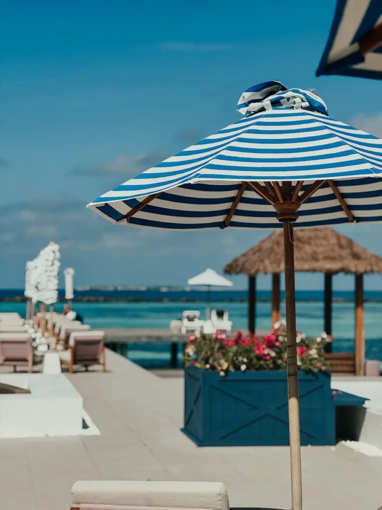 hoch COCOtravel villa nautica maldives allgemein mainpool schirm 768x1024.jpg