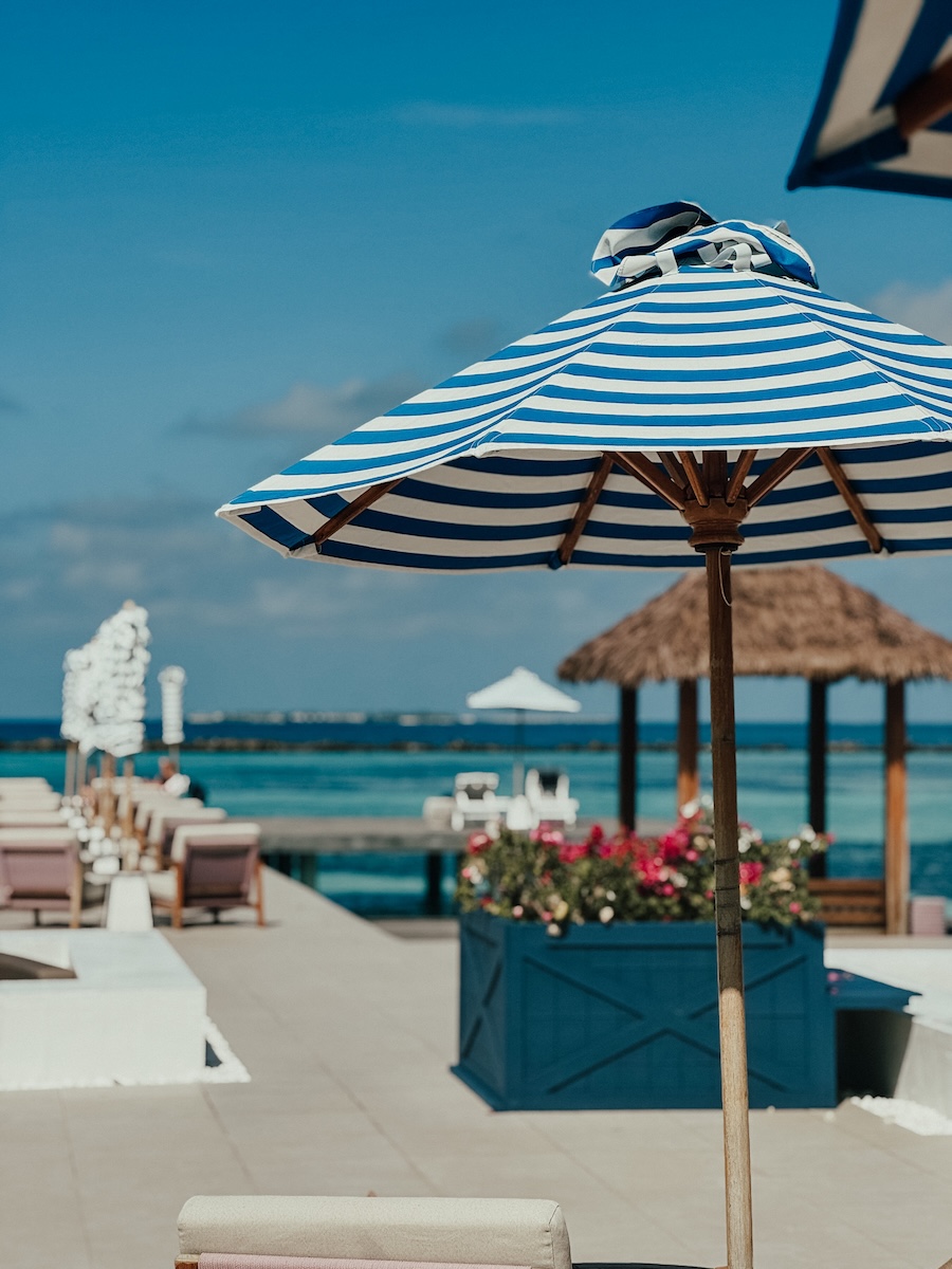 hoch COCOtravel villa nautica maldives allgemein mainpool schirm hoch COCOtravel villa nautica maldives allgemein mainpool schirm