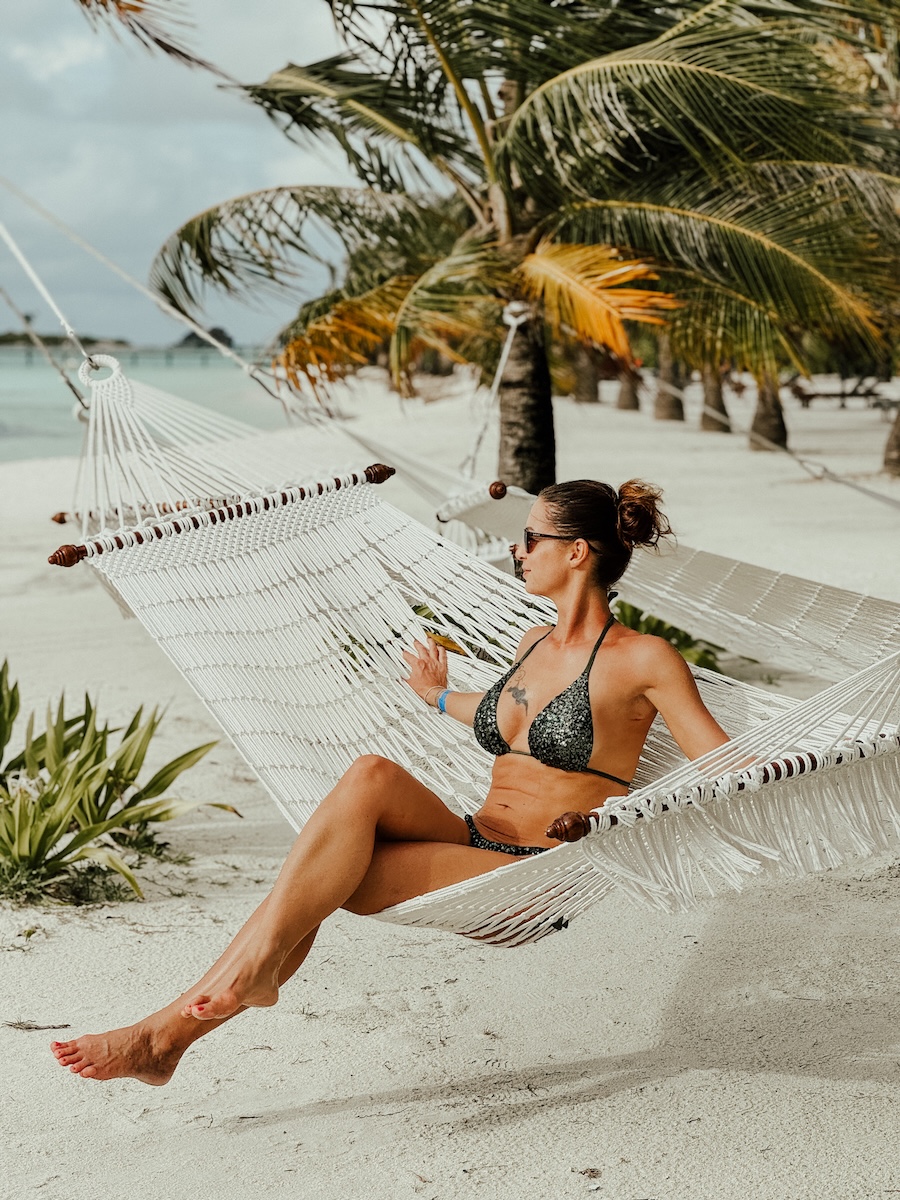 hoch COCOtravel villa nautica maldives beach haengematte silvia sitzend hoch COCOtravel villa nautica maldives beach haengematte silvia sitzend