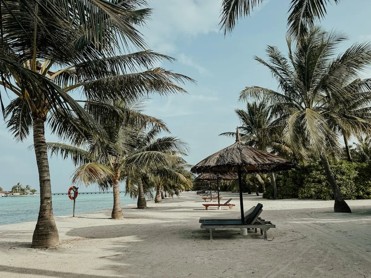 quer COCOtravel villa nautica maldives beach liege sonnenschirm