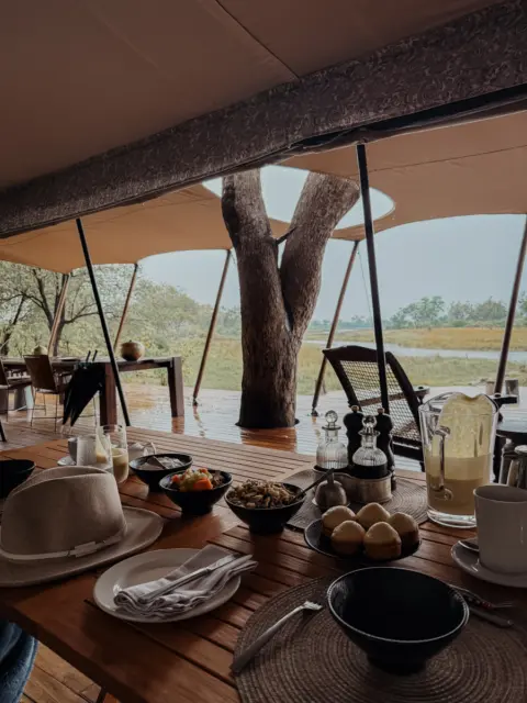 COCOtravel Botswana GreatPlains OkavangoExplorersCamp Restaurant Fruehstueck 5 480x640.jpg (1)