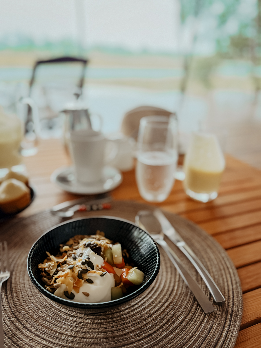 COCOtravel Botswana GreatPlains OkavangoExplorersCamp Restaurant Fruehstueck 6